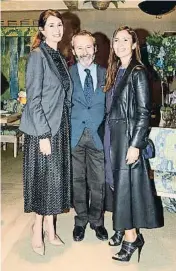  ?? LV ?? Ana García Siñeriz y Karen Azzinari, directora de comunicaci­ón de Dior España, junto al –creemos– dueño de la Hacienda Campoamor