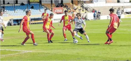  ??  ?? El jugador del Tudelano Rudi, rodeado de jugadores del Ejea, durante el partido de ayer.