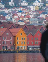  ??  ?? Depuis la rive opposée du Byfjorden, une vue sur Bryggen, le plus ancien quai de Bergen.