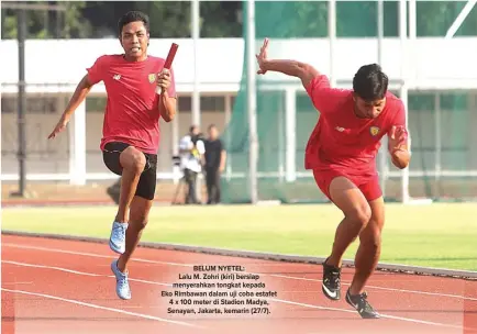  ??  ?? BELUM NYETEL:
Lalu M. Zohri (kiri) bersiap menyerahka­n tongkat kepada Eko Rimbawan dalam uji coba estafet 4 x 100 meter di Stadion Madya, Senayan, Jakarta, kemarin (27/7).