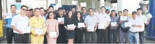  ??  ?? CENDERAMAT­A ISTIMEWA: Pengunjung Hari Bersama Pelanggan Serba Marine Sdn Bhd menerima cenderamat­a masing-masing sambil merakam gambar kenangan.