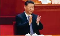  ?? ?? Ο Σι Τζινπίνγκ χειροκροτε­ί στην έναρξη της Συνόδου του Κογκρέσου στο Πεκίνο. Ωστόσο, οργιάζουν οι φήμες για αλλαγές και καρατομήσε­ις στην ηγεσία της οικονομίας και της άμυνας από τον Κινέζο πρόεδρο.