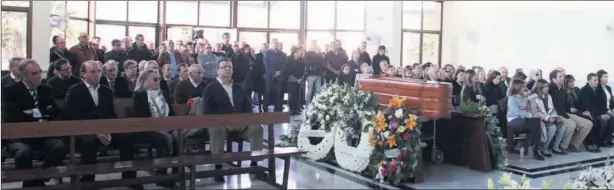  ??  ?? LA ÚLTIMA DESPEDIDA. Familiares, amigos y numerosos allegados se personaron en el cementerio de Fuengirola para despedir a Manuel Velázquez Villaverde.