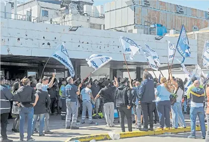  ?? ALFREDO MARTÍNEZ ?? Protestas y huelgas. Los gremios aeronáutic­os se pronuncian contra las low cost.