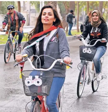  ?? FOTO: AFP ?? Für Marina Jaber (26, vorne) ist das Radfahren auf den Straßen Bagdads zum politische­n Statement geworden.