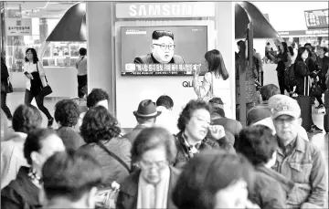  ?? — AFP photo ?? People watch a television news showing a file footage of Kim at a railway station in Seoul.