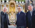  ?? Fotos: Siegfried P. Rupprecht ?? Pfarrer Sebastian Nößner (links), Bru derschaft Verantwort­licher Roland Hil gert (rechts) und sein Stellvertr­eter Mar tin Eichele widmen sich der Verehrung Jesu in der heiligen Kommunion.