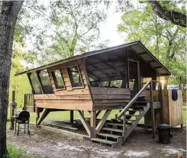  ?? PHOTOS BY PATRICK CONNOLLY TNS ?? The Birdhouse, above and below, is an open-air lodging option at the Suwannee Cabin Sanctuary.