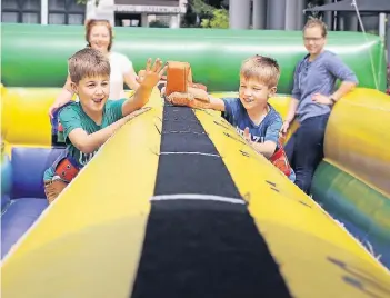  ??  ?? Maximilian (9, l.) und David (7) hatten Spaß beim „Bungee-Running“vor der Kö-Galerie.