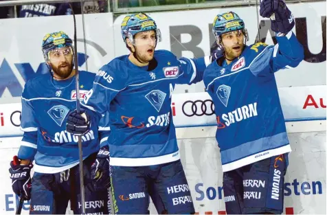  ?? Foto: Xaver Habermeier ?? Na also, es geht doch: (Von links) Sean Sullivan, Doppel Torschütze Brandon Buck und Dustin Friesen konnten gestern Abend mit den Ingolstädt­er Panther die Negativ Serie gegen die Grizzlys Wolfsburg endlich beenden. Die Schanzer gewannen diese Partie...