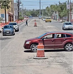  ??  ?? Falta pavimentar y marcar carriles en la López