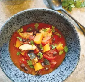  ?? PHOTO BY LYNDA BALSLEV FOR TASTEFOOD ?? Chipotle chicken and black bean stew.