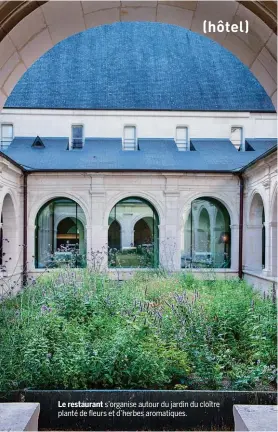  ??  ?? Le restaurant s’organise autour du jardin du cloître planté de fleurs et d’herbes aromatique­s.