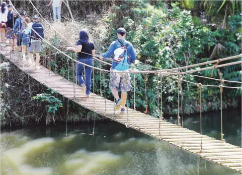  ??  ?? CAMINATA PARA DISFRUTAR. El Puente Hamaca cruza el lago Garzas y forma parte de un recorrido por espacios naturales.