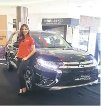  ??  ?? BERGAYA: Duta jenama MMM, Leona Chin bersama memperkena­lkan 4WD Mitsubishi Outlander 2.0L terbaharu.