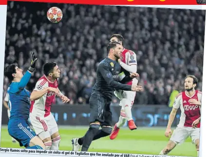  ?? FOTO: AP ?? Sergio Ramos salta para impedir sin éxito el gol de Tagliafico que fue anulado por el VAR Era el1-0 para el Ajax ante el Madrid