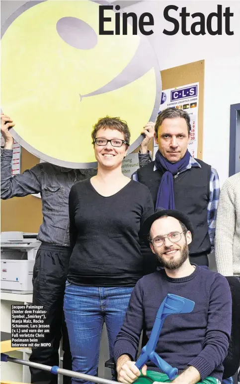  ??  ?? Jacques Palminger (hinter dem FraktusSym­bol „Smirkey“), Manja Malz, Rocko Schamoni, Lars Jessen (v. l.) und vorn der am Fuß verletzte Chris Poelmann beim Interview mit der MOPO