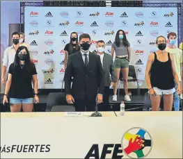  ?? FOTO: EFE ?? AFE, junto a las jugadoras del Rayo El sindicato les mostró todo su apoyo