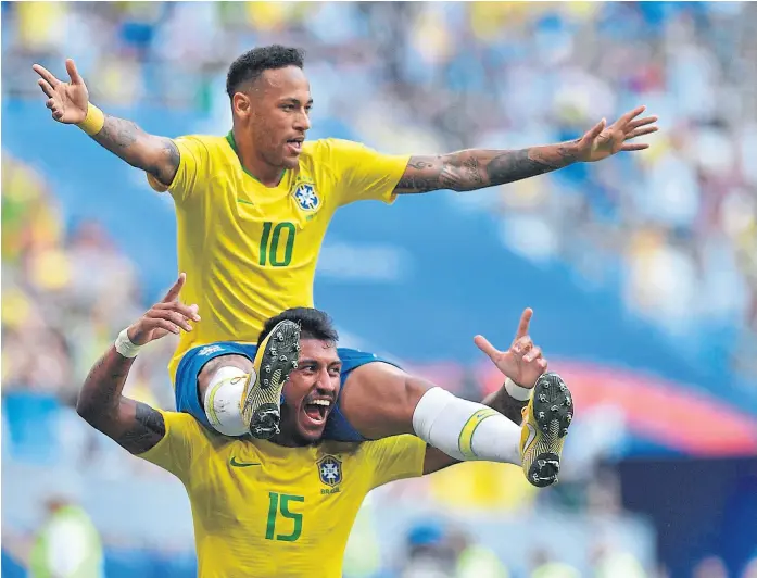  ?? Fabrice coffrini / afP ?? Neymar y Paulinho hacen equilibrio en el festejo brasileño; el Nº 10 está cada vez más cerca de su mejor nivel