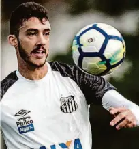  ?? Pedro Ernesto Guerra Azevedo - 5.set.19/santos FC ?? O zagueiro Gustavo Henrique testa o controle de bola durante uma atividade do Santos no CT Rei Pelé