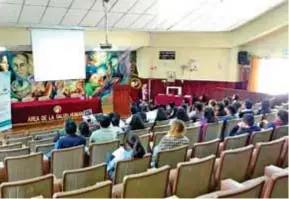  ??  ?? SOCIALIZAC­IÓN. En la facultad de Salud Humana de la UNL se cumplió un foro, ayer.