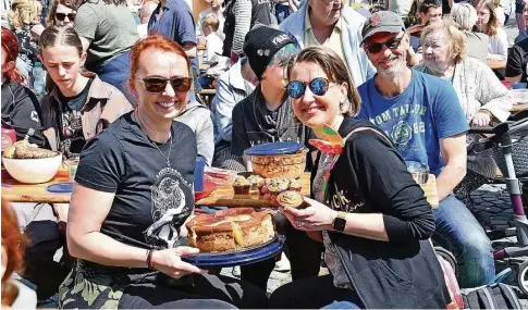  ?? Foto: Marion Doering ?? Ein musikalisc­her Brunch auf dem Radeberger Marktplatz sollte Mägen füllen, aber auch Vorurteile abbauen.