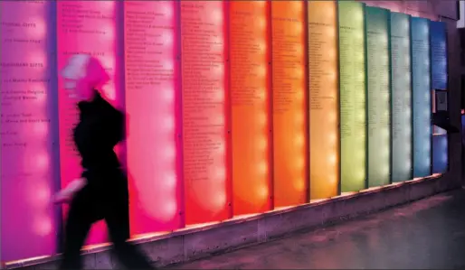  ?? GOTTSCHALK + ASH INTERNATIO­NAL PHOTO ?? The donor wall at York University’s Schulich School of Business, created by design firm Gottschalk + Ash, consists of coloured glass panels that hang in the lobby.