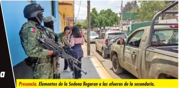  ?? ?? Presencia.
Elementos de la Sedena llegaron a las afueras de la secundaria.