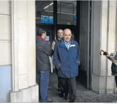  ?? ANTONIO PIZARRO ?? El ex presidente Manuel Chaves sale ayer de la Audiencia de Sevilla.