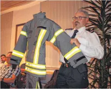  ?? FOTO: VERA ROMEU ?? Hermann Bleicher, Kommandant der Feuerwehr Hohentenge­n, präsentier­t im Gemeindera­t die gewünschte Einsatzkle­idung.
