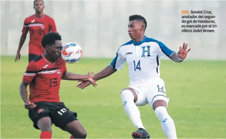  ??  ?? GOL. Sendel Cruz, anotador del segundo gol de Honduras, es marcado por el triniteco Jodel Brown.