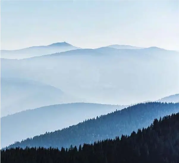  ??  ?? La ligne bleue des Vosges dans la brume, du côté du Hohneck, du col de la Schlucht.