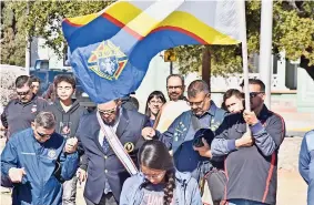  ??  ?? Miembros de la orden de los Caballeros de Colón durante la oración