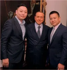  ?? ANSA ?? Silvio Berlusconi, 80 anni, tra David Han Li e Li Yonghong