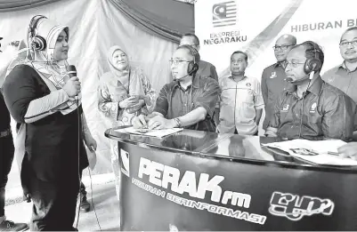  ?? - Gambar BERNAMA ?? SALLEH dan Zambry ditemubual oleh juruhebah PerakFM selepas majlis perasmian program Negaraku@Komuniti peringkat negeri Perak pada Ahad.