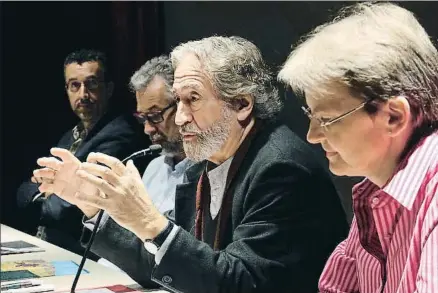  ?? PERE FRANCESCH / ACN ?? Jordi Savall, ayer, con Sergi Grau y Lluís Vilamajor a su derecha y Christina Scheppelma­nn a su izquierda