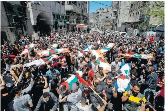  ?? MOHAMMED SALEM / REUTERS ?? Funeral em Gaza. Bombardeio em campo de refugiados matou dez, entre eles crianças