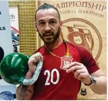  ??  ?? Mickaël Alves Rodriguez, organisate­ur du championna­t de France de kettlebell, en est aussi champion du monde.