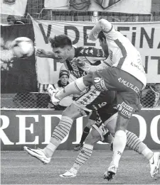  ?? FACUNDO MORALES - LA NUEVA. ?? El momento exacto en el que Coniglio cabecea el centro de Caballuci y anota el 2-1. El "9" está dulce y Olimpo lo disfruta.