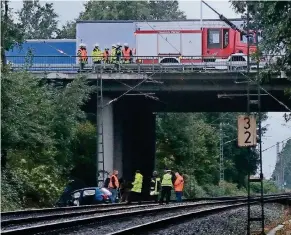  ?? FOTO: STADT VIERSEN ?? Der Wagen war von der Autobahnbr­ücke rund acht Meter in die Tiefe ins Gleisbett gestürzt. Der Fahrer konnte sich noch selbst aus dem Peugeot befreien.