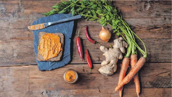  ?? FOTO: LAURA LUDWIG/DPA ?? Frische Zutaten, schnell gemixt und ab damit aufs Brot: Möhren, Zwiebeln, Chili und Ingwer werden so zu einem Karotten-Ingwer-Aufstrich.