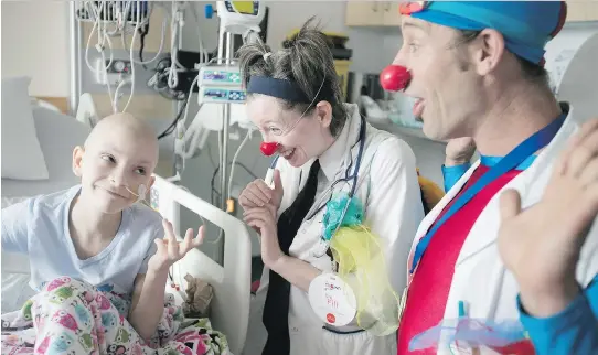  ?? PIERRE OBENDRAUF FILES ?? Dr. Fifi (Melissa Holland) and Dr. Pedalo (Maxime Larose) visit eight-year-old Téa Kinsella-Borden, who has been undergoing treatment for osteosarco­ma cancer at the Montreal Children’s Hospital. “They’ve been the only ones who could make her smile,”...