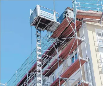  ?? FOTO: ZACHARIE SCHEURER/DPA ?? Ob ein Gebäude aufgestock­t werden darf, ergibt sich aus dem Bebauungsp­lan. Denn dort finden sich auch Regelungen zur Geschossfl­ächenzahl.