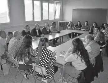  ?? Foto: M.S.G. ?? Imagen de la reunión que tuvo lugar ayer en el centro escolar adrianés.