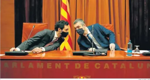  ?? TONI ALBIR / EFE ?? El presidente del ‘Parlament’, Roger Torrent, y el ‘conseller’ de Acción Exterior, Bernat Solé, durante la reunión de la Mesa de la cámara catalana ayer.