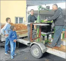  ??  ?? 3 tonnes à presser dans la bonne humeur !