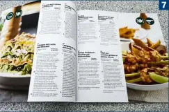  ??  ?? 7 (7) Nicht nur Pommes und Nuggets – das Rezeptbuch der HD976X von Philips hält viele leckere Inspiratio­nen bereit
(8) Nützliches Zubehör: Der Rühreinsat­z der Steba HF 2050 sorgt dafür, dass die Pommes gleichmäßi­g gebräunt werden