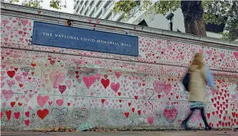  ?? (Getty Images) ?? Il ricordo
Il muro in memoria delle vittime del Covid a Londra