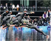  ??  ?? Plunge Swimmers set off for the women’s 5km race