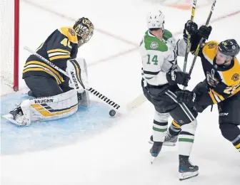  ?? CHRISTOPHE­R EVANS / BOSTON HERALD ?? NO GOAL: Tuukka Rask makes a save as Bruins defenseman Brandon Carlo battles Dallas’ Jamie Benn in front of the net.